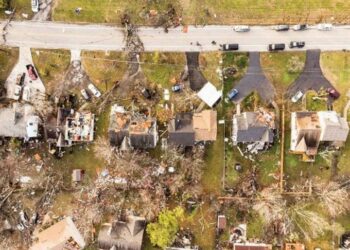 Residentes de Tennessee limpian los destrozos causados por severas tormentas que mataron a 6 personas y dañaron vecindarios