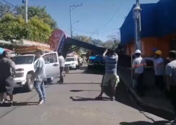 Fuertes vientos derriban una valla publicitaria en el Puerto de La Libertad