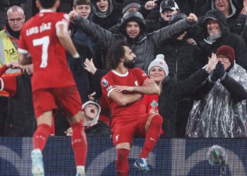 Liverpool le ganó un partidazo a Newcastle y lidera la Premier League en solitario