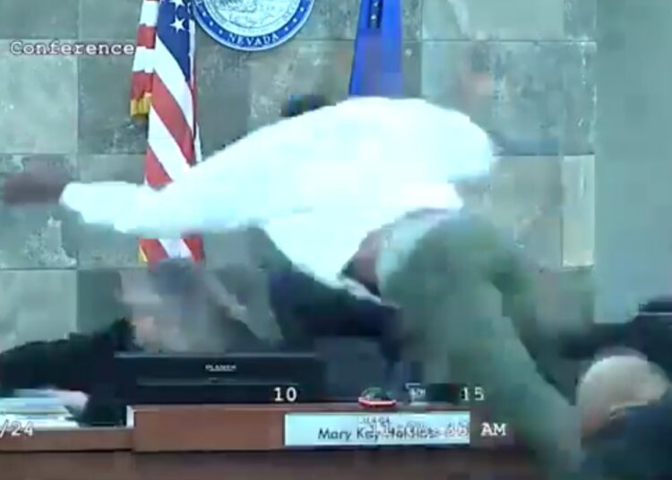 (IMÁGENES FUERTES) Violento ataque de un hombre a la jueza que dictaba su sentencia en Las Vegas