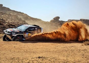 Carlos Sainz arranca con un segundo puesto tras el debutante De Mevius y Tosha Schareina abandona el Dakar 2024