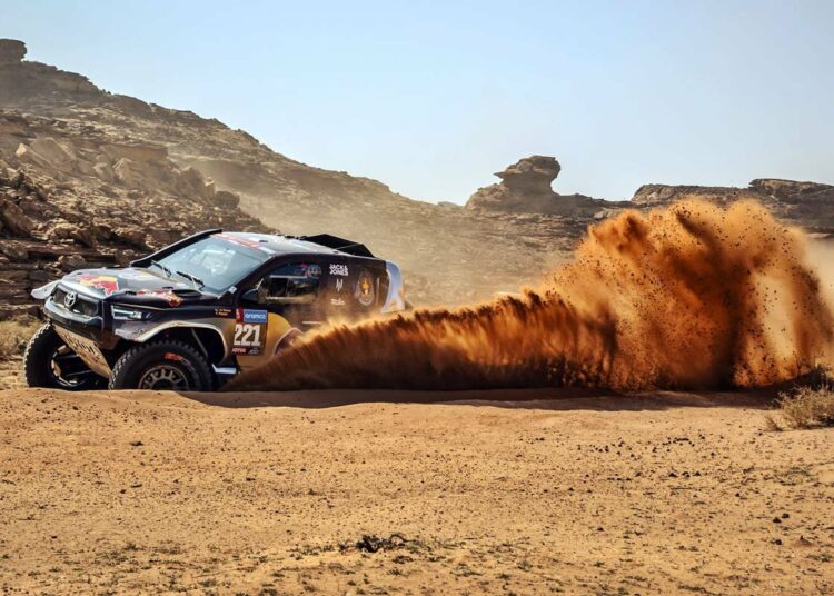 Carlos Sainz arranca con un segundo puesto tras el debutante De Mevius y Tosha Schareina abandona el Dakar 2024