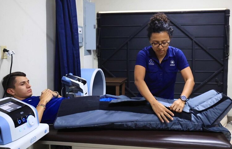 Atletas destacan eficacia de equipo de alta tecnología del área de fisioterapia de INDES