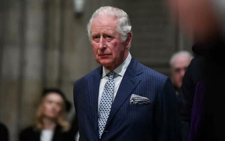 El rey Carlos III será sometido a un tratamiento por el agrandamiento de la próstata