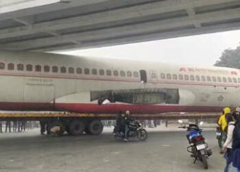 Un avión se queda atascado bajo un puente