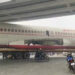 Un avión se queda atascado bajo un puente