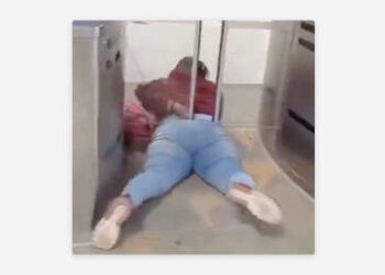 VIDEO: Mujer intenta colarse sin pagar en el Transmilenio de Bogotá y termina atascada