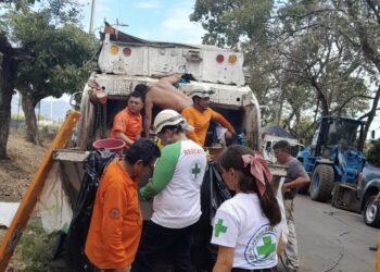 Rescatan a hombre que quedó atrapado en camión recolector de basura, en Santa Ana