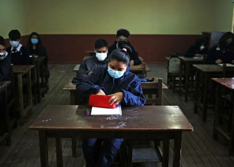 Bolivia vuelve al uso obligatorio de mascarillas en las escuelas
