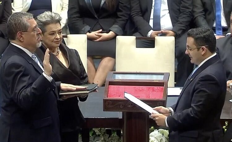 Bernardo Arévalo es juramentado como nuevo presidente de Guatemala