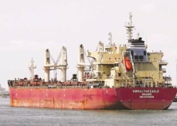 Un misil golpea un carguero estadounidense frente a Yemen