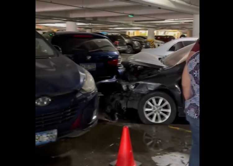 Mujer pierde el control de su auto y choca contra cinco vehículos en parqueo de Super Selectos Escalón