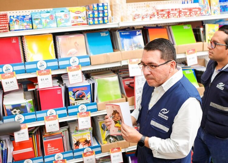 Defensoría de Consumidor realiza operativo para evitar abusos en venta de útiles escolares