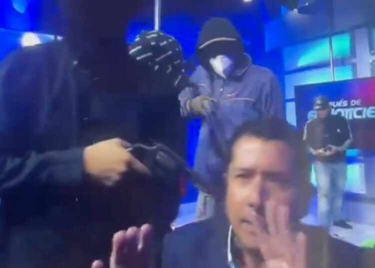 (VIDEOS) Encapuchados toman las instalaciones de un canal de televisión de Ecuador en plena transmisión y tiene secuestrados a los empleados