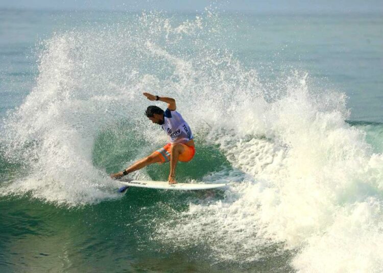 Bryan Pérez buscará el boleto a París 2024 en los ISA World Surfing Games