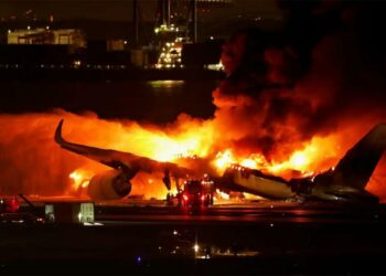 (VIDEOS) Un avión de Japan Airlines chocó contra una aeronave militar y se incendia en Tokio