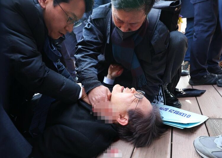 (IMÁGENES FUERTES) Apuñalado en el cuello principal líder opositor surcoreano
