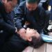 (IMÁGENES FUERTES) Apuñalado en el cuello principal líder opositor surcoreano