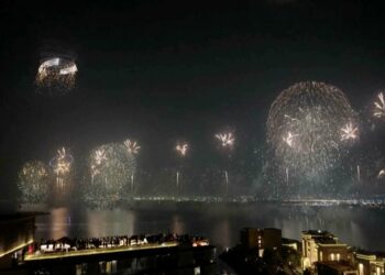 Emiratos Árabes Unidos bate dos récords Guinness con un espectáculo de fuegos artificiales y drones