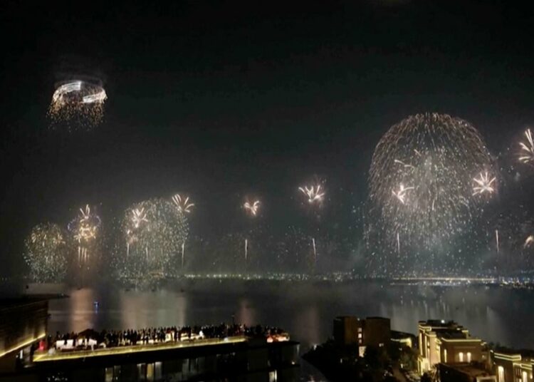 Emiratos Árabes Unidos bate dos récords Guinness con un espectáculo de fuegos artificiales y drones