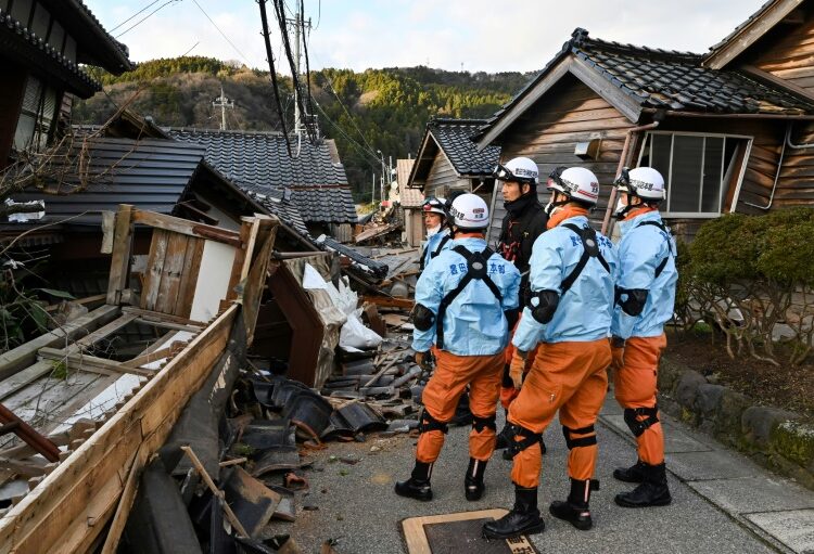 Lluvias dificultan rescates tras terremoto en Japón que dejó al menos 62 muertos