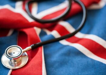 Médicos inician en Inglaterra huelga histórica