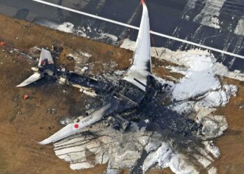 Tokio pone en marcha investigación por colisión de aviones