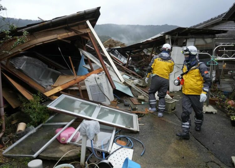 Los rescatistas japoneses buscan a 79 personas desaparecidas tras el terremoto
