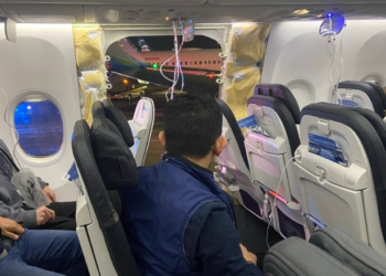 Un Boeing 737-9 de Alaska Airlines perdió una ventana en pleno vuelo