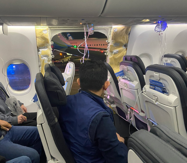 Un Boeing 737-9 de Alaska Airlines perdió una ventana en pleno vuelo