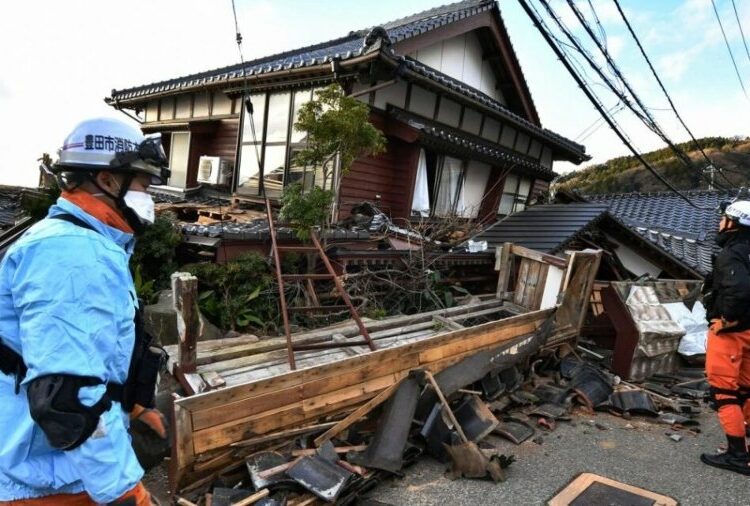 El balance de muertos por el terremoto en Japón se eleva a 110 y continúa la búsqueda de los desaparecidos entre los escombros