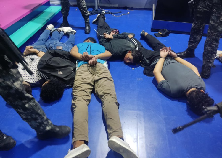 (VIDEO) La Policía de Ecuador captura a varios delincuentes que ingresaron a un canal de televisión
