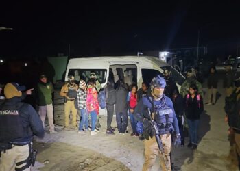 Rescatan en el norte de México a 61 migrantes