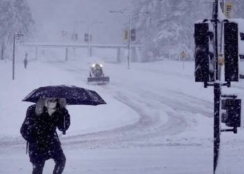 (VIDEOS) Alerta en todo Estados Unidos por fuertes tormentas de nieve, vientos huracanados y lluvia helada