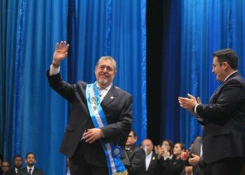 «Nunca más el autoritarismo», proclama Bernardo Arévalo