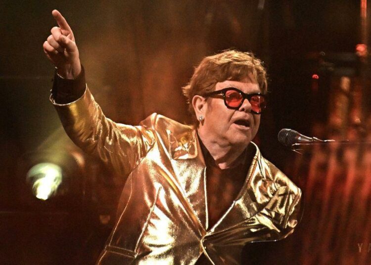 Elton John es un artista EGOT al ganar su primer Emmy