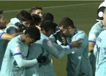 El Barcelona sufre, remonta y se clasifica