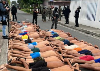 Arrestaron a 68 miembros de una banda criminal que intentó tomar un hospital para proteger a un narco herido en Ecuador