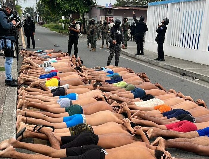 Arrestaron a 68 miembros de una banda criminal que intentó tomar un hospital para proteger a un narco herido en Ecuador