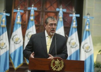 El presidente de Guatemala Bernardo Arévalo denuncia la aparición de «juguetes» en el despacho presidencial de Guatemala