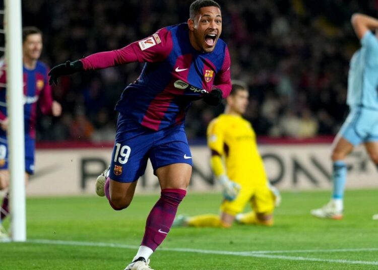 Vitor Roque salva al Barcelona del empate ante el Osasuna