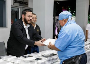 Gobierno entregó cenas de fin de año a personal médico de turno