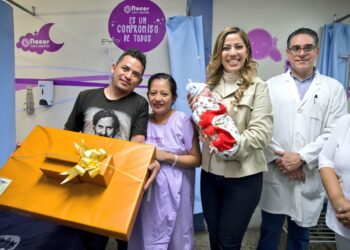 Gobierno otorga reconocimientos a los primeros bebés nacidos en 2024