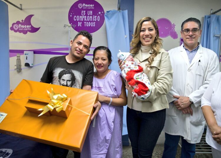 Gobierno otorga reconocimientos a los primeros bebés nacidos en 2024