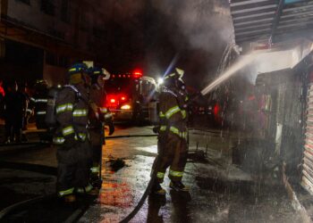 Bomberos sofocaron incendio de dos locales en Apopa