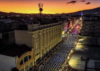 El Salvador recibió el Año Nuevo con colorido desfile acompañado de Banda