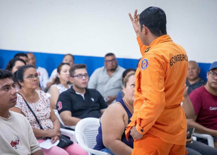 Bomberos capacitan a estudiantes y maestros sobre riesgos del uso de productos pirotécnicos