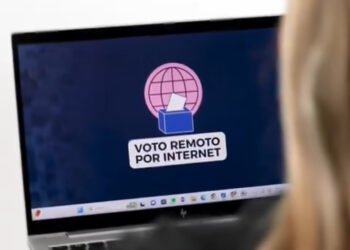 Salvadoreños en el exterior continúan votando de manera remota