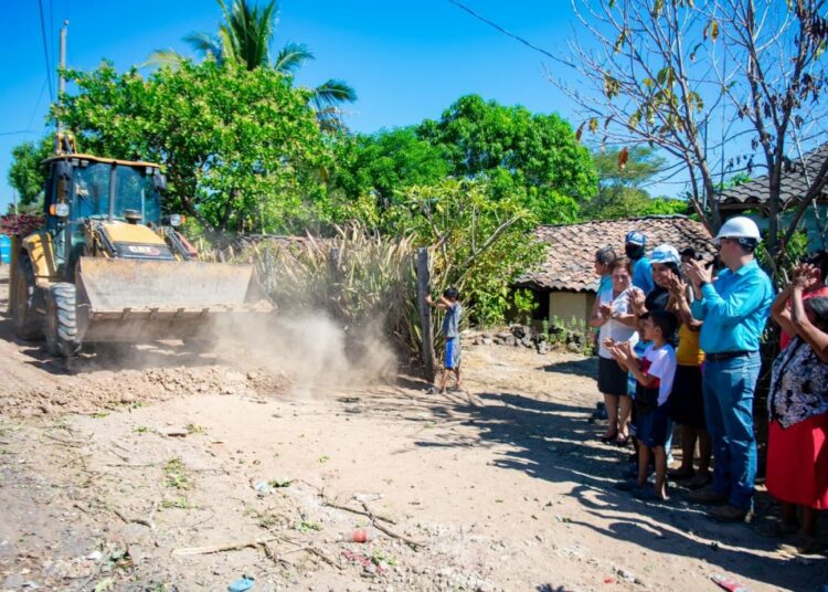 DOM inició transformación de 1.86 kilómetros de calles rurales en Santa Clara, San Vicente