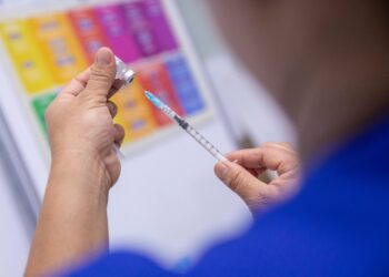 Gobierno asegura el acceso a vacunas en horarios extendidos de Fosalud